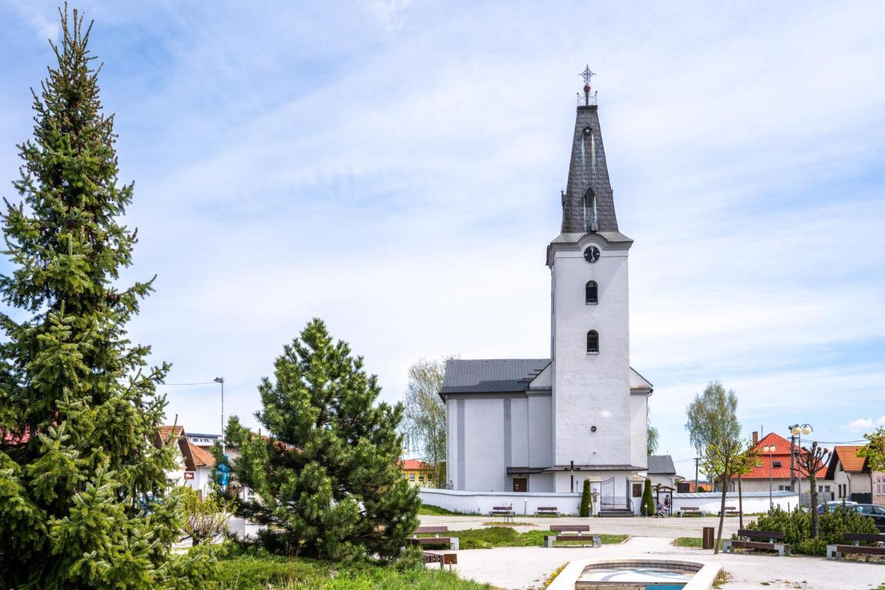 Cakyho Kuria - Mezonetovy Apartman S Krbom A Saunami Smizany Bagian luar foto